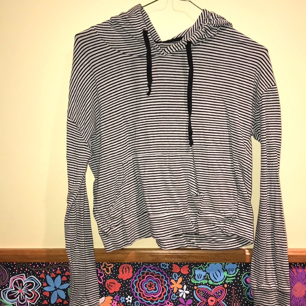 FOREVER 21 CROPPED SWEATSHIRT